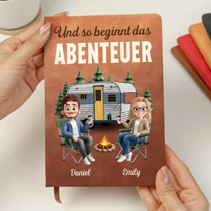 Personalisierte Notizbuch Aus Leder – Geschenk Für Camper & Campingpaare – Und So Beginnt Das Abenteuer