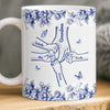 Personalisierte Tasse mit 3D-Reliefeffekt – Individuelles Geburtstagsgeschenk für Mama oder Oma – „Hand in Hand durchs Leben“