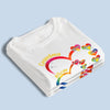 Liebe in jeden Namen gestickt – Personalisierte Familien-T-Shirts (Unisex & Premium) und Hoodie – Muttertagsgeschenk, Geschenk für Mama oder Oma