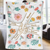 Finger verbunden mit Liebe – Personalisierte Familien-Decke mit 3D-Effektdruck – Muttertagsgeschenk, Geschenk für Mama oder Oma