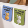 Personalisierbares Leder-Magnet-Lesezeichen – Geschenk für Bücherliebhaber, Leseratten sowie Katzenmamas und -papas – „Verloren in Kapiteln“