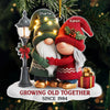Personalisiertes Gnom-Acryl-Ornament – Jubiläums-, Weihnachts- & Hochzeitsgeschenke für Ehemann & Ehefrau – Unsere Geschichte geht weiter