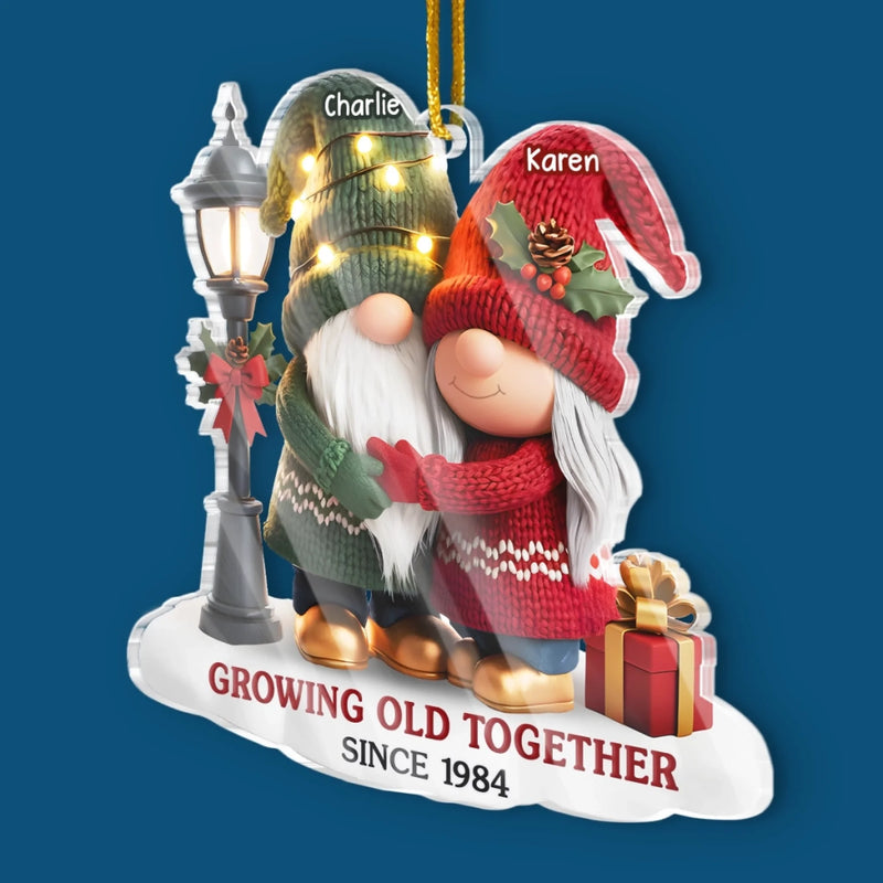 Personalisiertes Gnom-Acryl-Ornament – Jubiläums-, Weihnachts- & Hochzeitsgeschenke für Ehemann & Ehefrau – Unsere Geschichte geht weiter