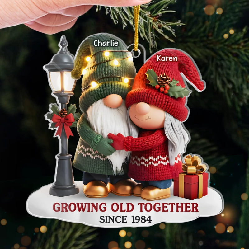 Personalisiertes Gnom-Acryl-Ornament – Jubiläums-, Weihnachts- & Hochzeitsgeschenke für Ehemann & Ehefrau – Unsere Geschichte geht weiter