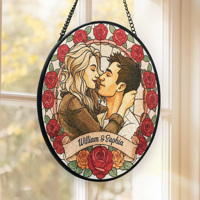 Benutzerdefinierter Foto-Buntglasfenster-Suncatcher – Personalisierte Jubiläums- und Hochzeitsgeschenke für Ehemann und Ehefrau, Ihn und Sie – Eine Liebe, von Rosen gerahmt
