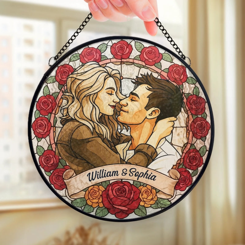 Benutzerdefinierter Foto-Buntglasfenster-Suncatcher – Personalisierte Jubiläums- und Hochzeitsgeschenke für Ehemann und Ehefrau, Ihn und Sie – Eine Liebe, von Rosen gerahmt