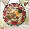 Benutzerdefinierter Foto-Buntglasfenster-Suncatcher – Personalisierte Jubiläums- und Hochzeitsgeschenke für Ehemann und Ehefrau, Ihn und Sie – Eine Liebe, von Rosen gerahmt