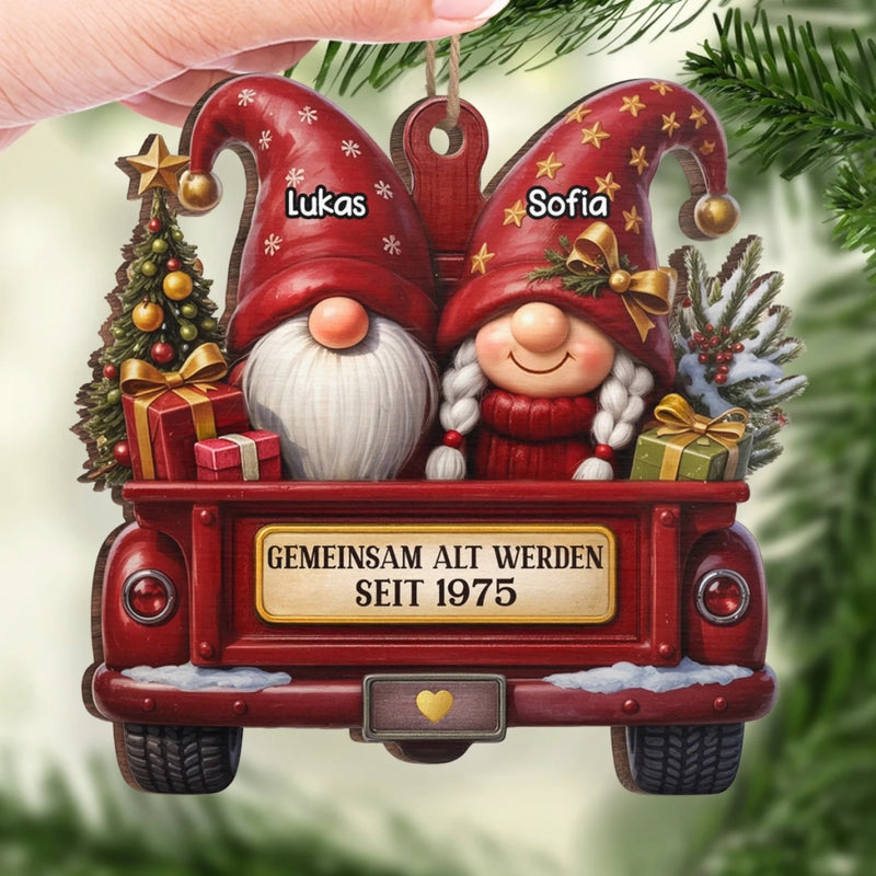 Personalisiertes Holzornament - Personalisiertes Jubiläumsgeschenk Zu Weihnachten Und Hochzeit Für Mann Und Frau, Sie Und Ihn - Love Gnomes No Bounds