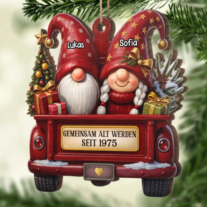 Personalisiertes Holzornament - Personalisiertes Jubiläumsgeschenk Zu Weihnachten Und Hochzeit Für Mann Und Frau, Sie Und Ihn - Love Gnomes No Bounds
