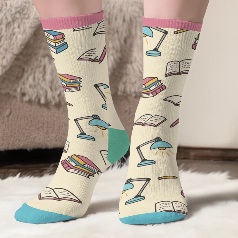 Personalisierte Crew-Socken – Personalisierte Buch-Geschenke für Bücherliebhaber, Leseratten und Vielleser - Nur Ein Mädchen, Das In Büchern Lebt