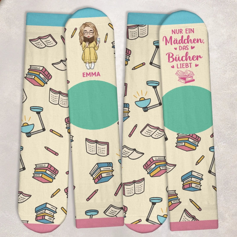 Personalisierte Crew-Socken – Personalisierte Buch-Geschenke für Bücherliebhaber, Leseratten und Vielleser - Nur Ein Mädchen, Das In Büchern Lebt