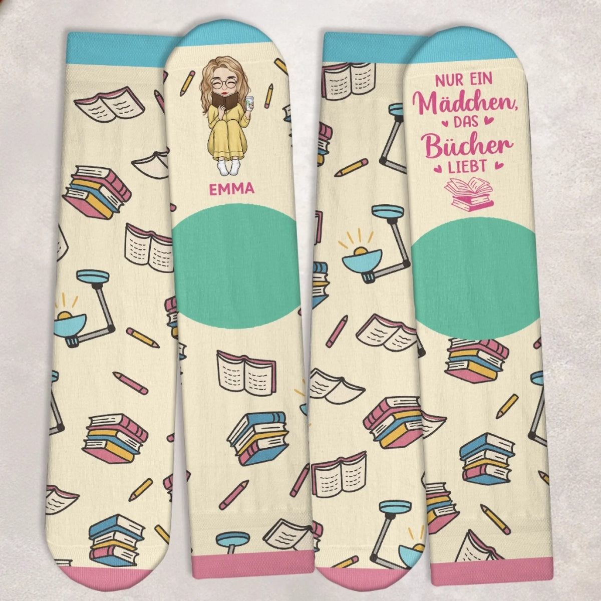 Personalisierte Crew-Socken – Personalisierte Buch-Geschenke für Bücherliebhaber, Leseratten und Vielleser - Nur Ein Mädchen, Das In Büchern Lebt