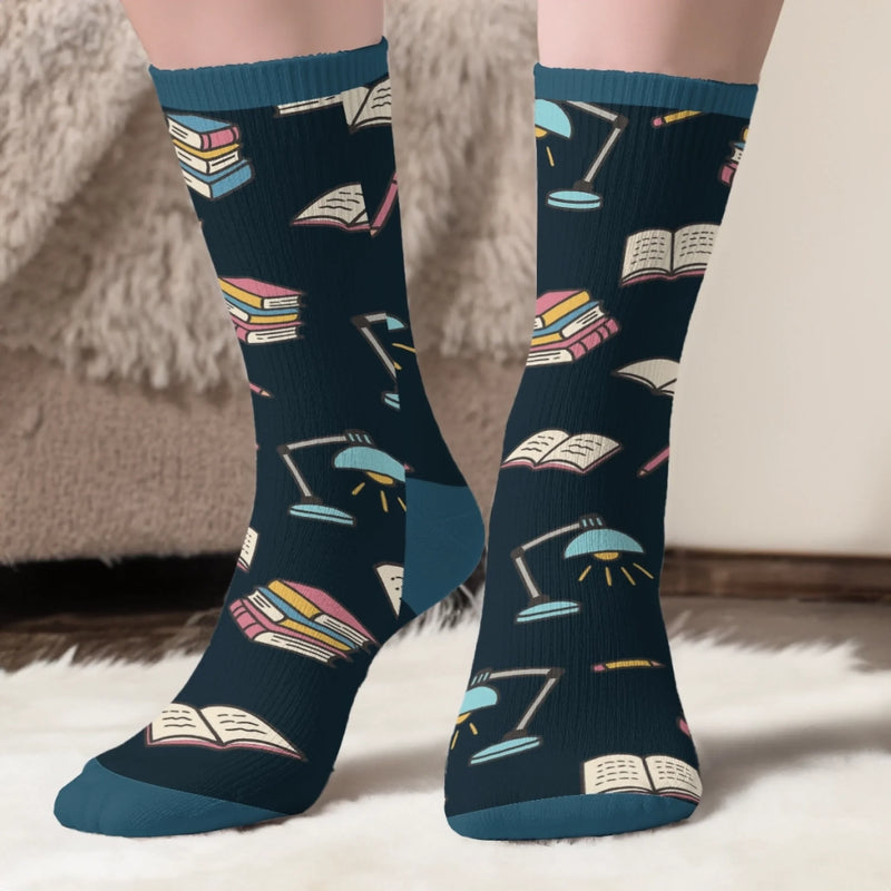Personalisierte Crew-Socken – Personalisierte Buch-Geschenke für Bücherliebhaber, Leseratten und Vielleser - Nur Ein Mädchen, Das In Büchern Versinkt