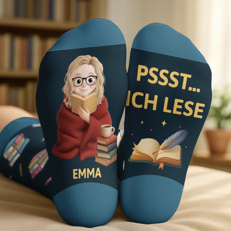 Personalisierte Crew-Socken – Personalisierte Buch-Geschenke für Bücherliebhaber, Leseratten und Vielleser - Nur Ein Mädchen, Das In Büchern Versinkt