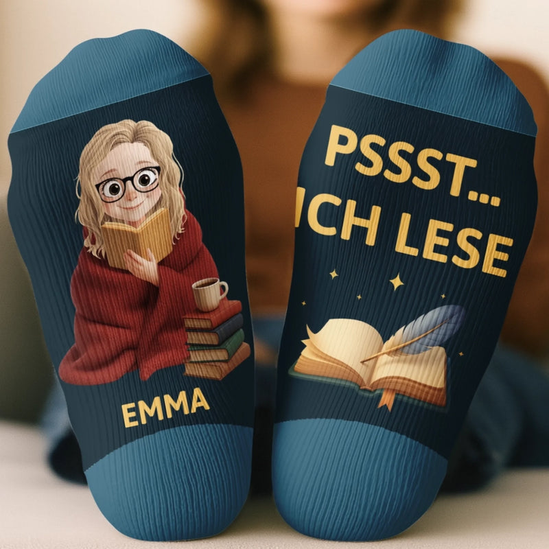 Personalisierte Crew-Socken – Personalisierte Buch-Geschenke für Bücherliebhaber, Leseratten und Vielleser - Nur Ein Mädchen, Das In Büchern Versinkt