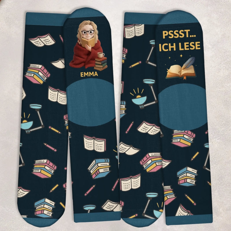 Personalisierte Crew-Socken – Personalisierte Buch-Geschenke für Bücherliebhaber, Leseratten und Vielleser - Nur Ein Mädchen, Das In Büchern Versinkt