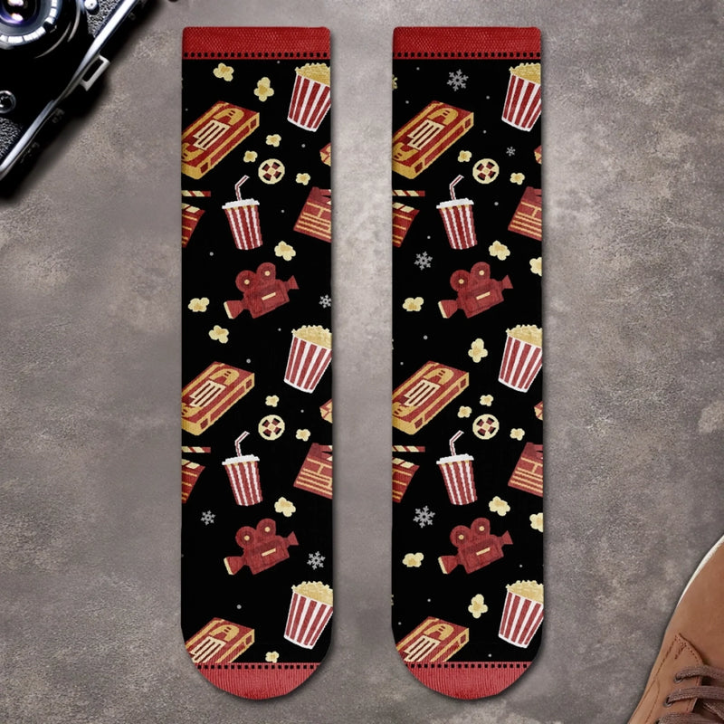 Personalisierte Crew-Socken – Individuelle Weihnachts- und Geburtstagsgeschenke für Frauen und Männer – Verliebt in eine Hallmark-Handlung