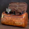 Personalisierte Leder-kulturtasche mit Gravur - Perfektes Geburtstagsgeschenk für Papa, Bruder, Opa oder Ehemann - Für Jede Reise Ideal