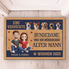 Personalisierte Deko-Matte – Perfektes Weihnachts- oder Geburtstagsgeschenk für Hundefans, Hunde-Mamas und -papas – Hundedame Und Ihr Mürrischer Alter Mann Wohnen Hier