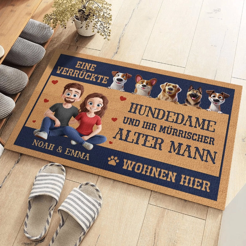 Personalisierte Deko-Matte – Perfektes Weihnachts- oder Geburtstagsgeschenk für Hundefans, Hunde-Mamas und -papas – Hundedame Und Ihr Mürrischer Alter Mann Wohnen Hier