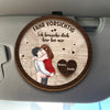 Personalisierte Sonnenblende Clip Fürs Auto – Personalisierte Hochzeitsgeschenke zum Jahrestag für Ehemann und Ehefrau, Ihn und Sie – Fahr Vorsichtig, Ich Brauche Dich Hier Bei Mir