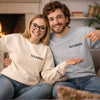Personalisiertes Unisex-Sweatshirt mit Ärmeldesign – Geschenk für Ehemann/Ehefrau, Jahrestag – Echte Verbindungen, Von Herz zu Herz