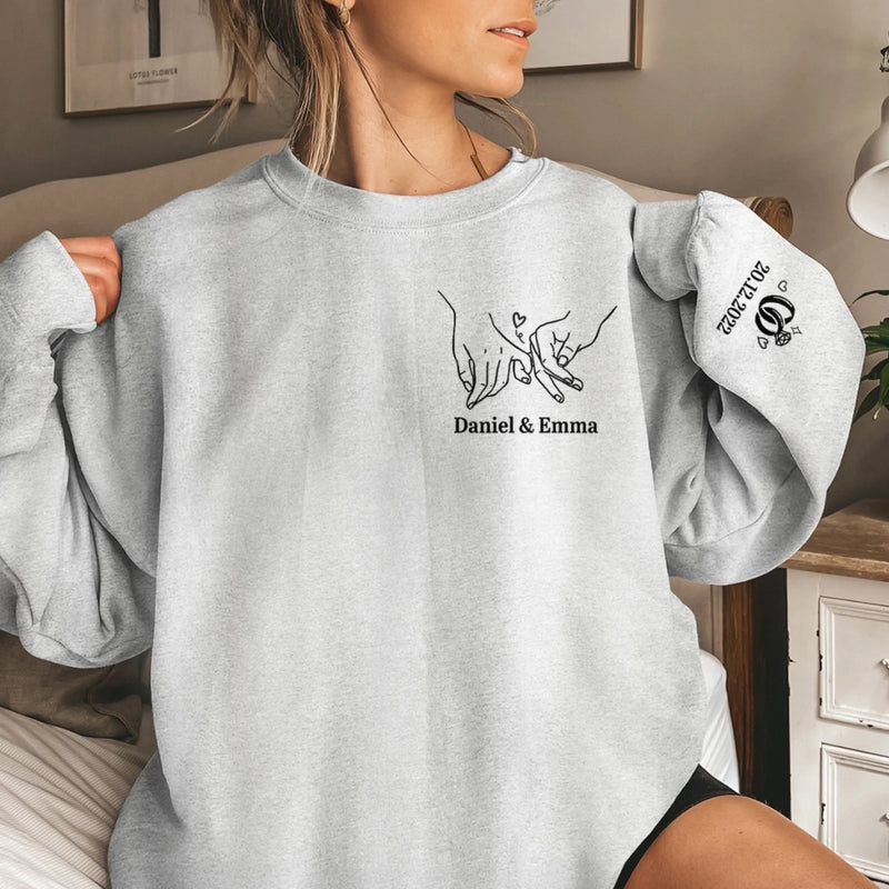 Personalisiertes Unisex-Sweatshirt mit Ärmeldesign – Geschenk für Ehemann/Ehefrau, Jahrestag – Gemeinsame Liebe, Die Herzen Berührt