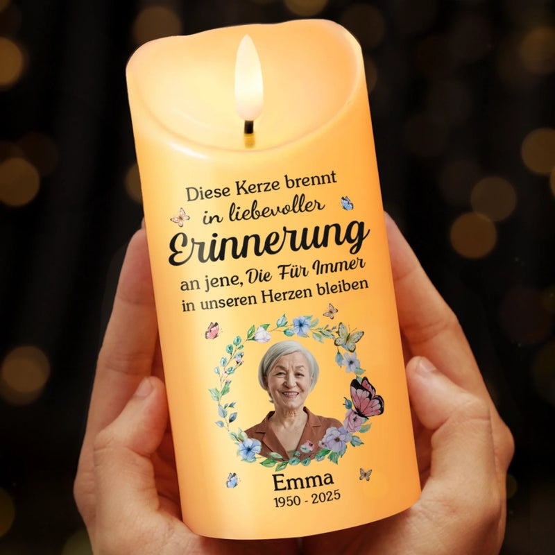 Personalisierte LED-Kerze mit Foto – Gedenken an Verstorbene | Erinnerung an Mama, Papa –  In unseren Herzen bleiben