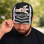Personalisierte klassische Kappe mit Allover-print – Vatertagsgeschenk für Papa, Opa – Im Herzen ein Held