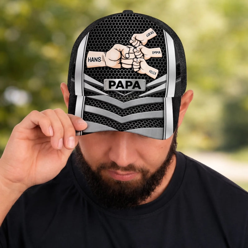 Personalisierte klassische Kappe mit Allover-print – Vatertagsgeschenk für Papa, Opa – Im Herzen ein Held