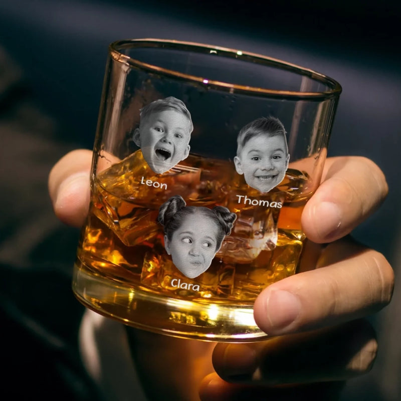 Personalisiertes Whiskyglas mit Boden- und Seiten-Gravur – Vatertagsgeschenk für Papa, Opa – Für uns ist jeder Tag dein Tag
