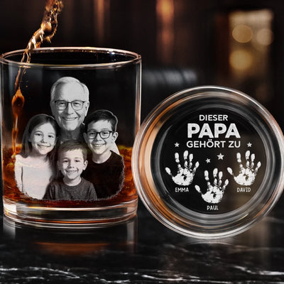 Personalisiertes Whiskyglas mit Boden- und Seiten-Gravur – Vatertagsgeschenk für Papa, Opa – Dieser Papa gehört den Besten