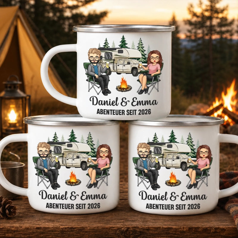 Personalisierter Emaille-Campingbecher – Geschenk für Campingpaare – Zwei Herzen, ein Abenteuer
