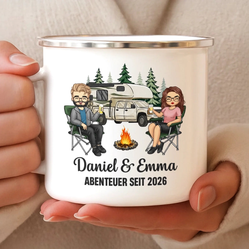 Personalisierter Emaille-Campingbecher – Geschenk für Campingpaare – Zwei Herzen, ein Abenteuer