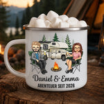 Personalisierter Emaille-Campingbecher – Geschenk für Campingpaare – Zwei Herzen, ein Abenteuer
