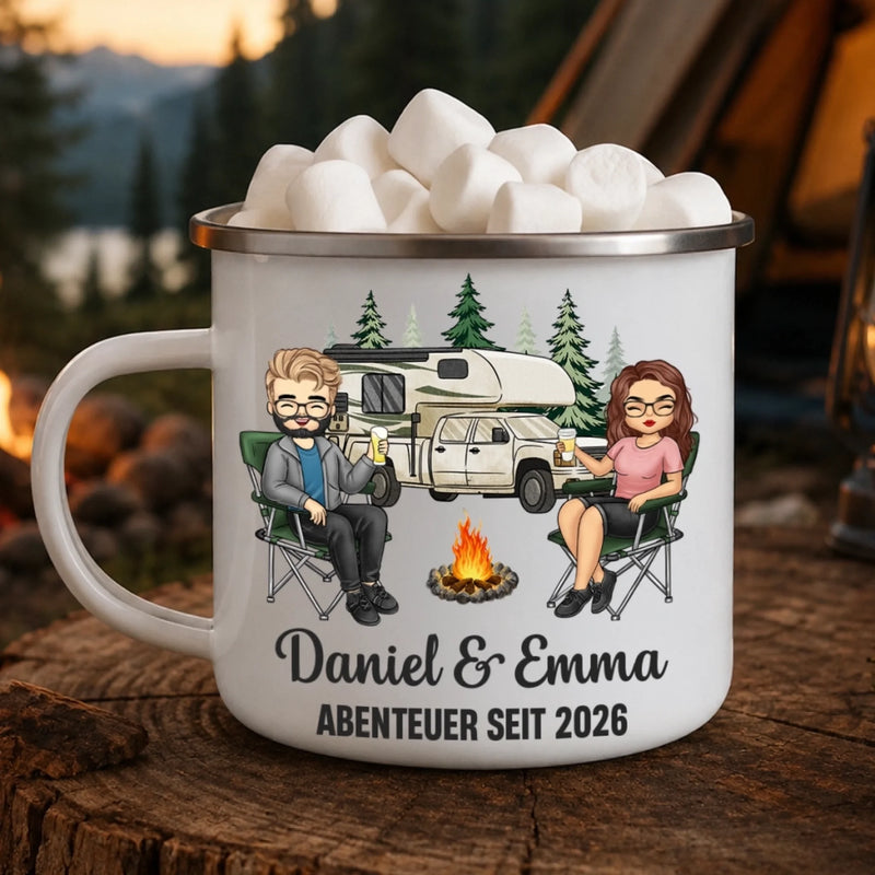Personalisierter Emaille-Campingbecher – Geschenk für Campingpaare – Zwei Herzen, ein Abenteuer