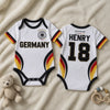 Personalisierter Baby Body im Fußballtrikot-Design – Geschenk zur Geburt für Mama und Papa – Jüngster Adler auf dem Platz