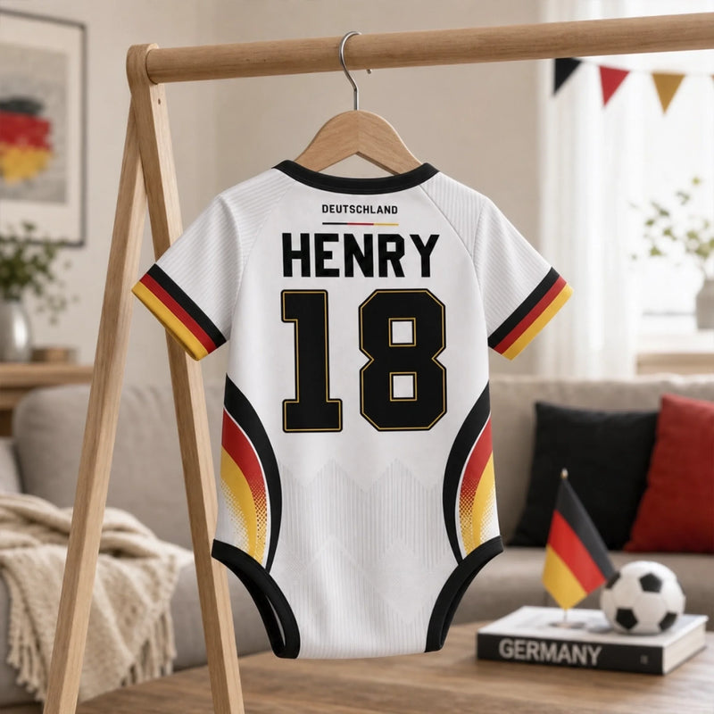 Personalisierter Baby Body im Fußballtrikot-Design – Geschenk zur Geburt für Mama und Papa – Jüngster Adler auf dem Platz