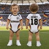 Personalisierter Baby Body im Fußballtrikot-Design – Geschenk zur Geburt für Mama und Papa – Jüngster Adler auf dem Platz