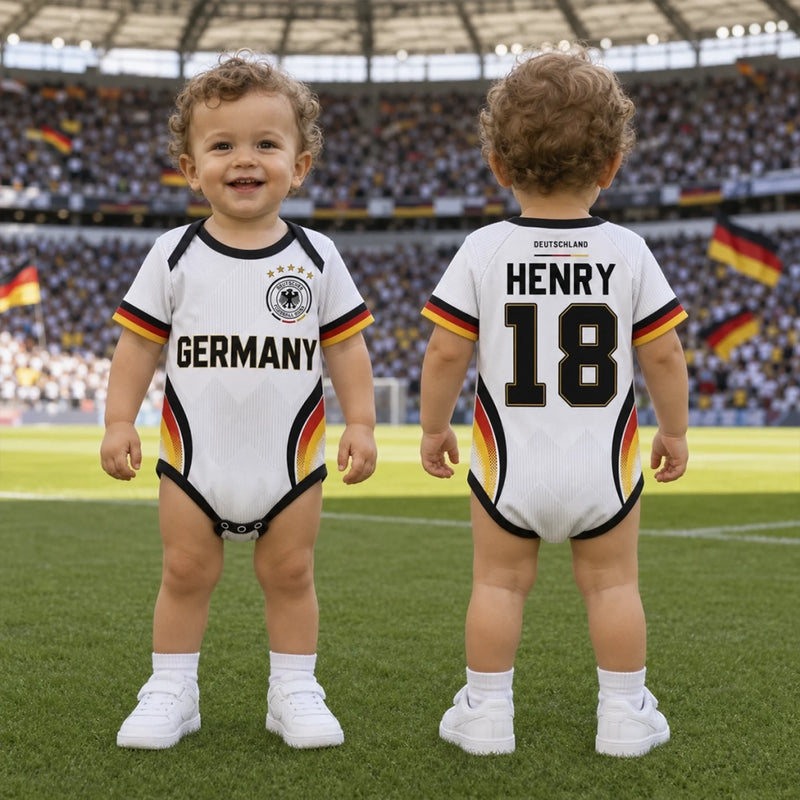 Personalisierter Baby Body im Fußballtrikot-Design – Geschenk zur Geburt für Mama und Papa – Jüngster Adler auf dem Platz