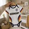 Personalisierter Baby Body im Fußballtrikot-Design – Geschenk zur Geburt für Mama und Papa – Jüngster Adler auf dem Platz