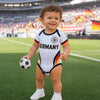 Personalisierter Baby Body im Fußballtrikot-Design – Geschenk zur Geburt für Mama und Papa – Jüngster Adler auf dem Platz