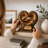 Personalisierte zweilagige Holzplakette – Geschenke für Paar – Zwei Herzen vereint zu einem