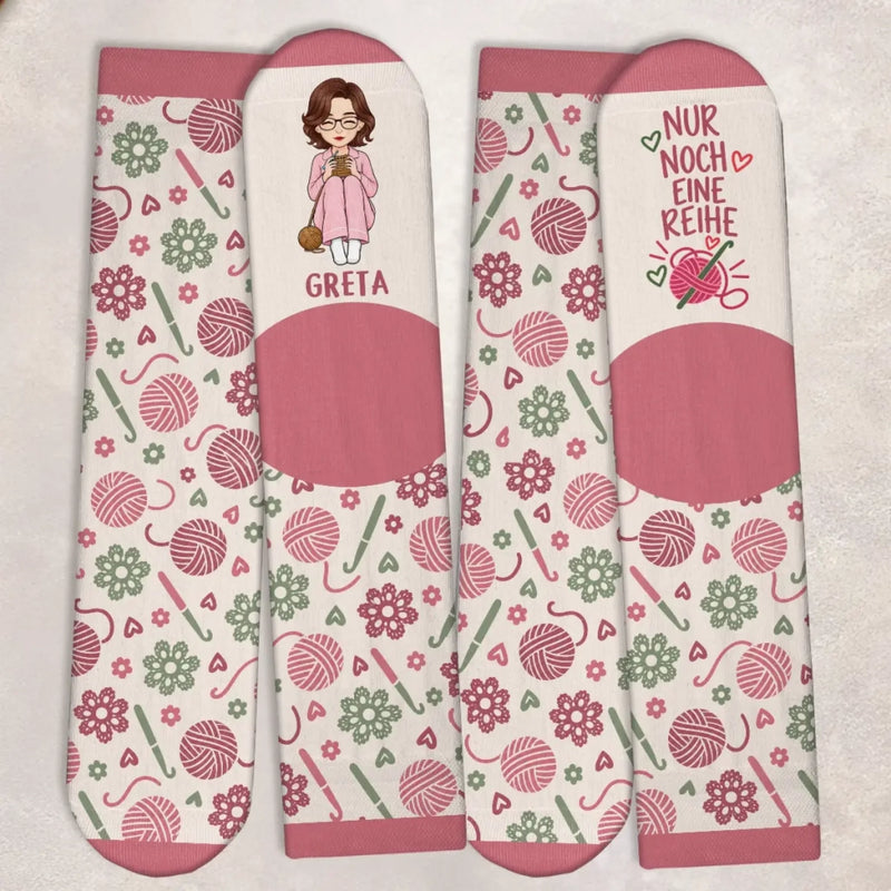 Personalisierte Socken – Geschenk für Häkel- & Strickfans – Nur Noch Eine Reihe