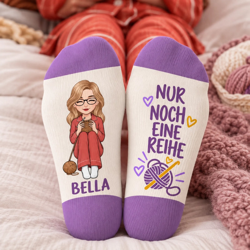 Personalisierte Socken – Geschenk für Häkel- & Strickfans – Nur Noch Eine Reihe